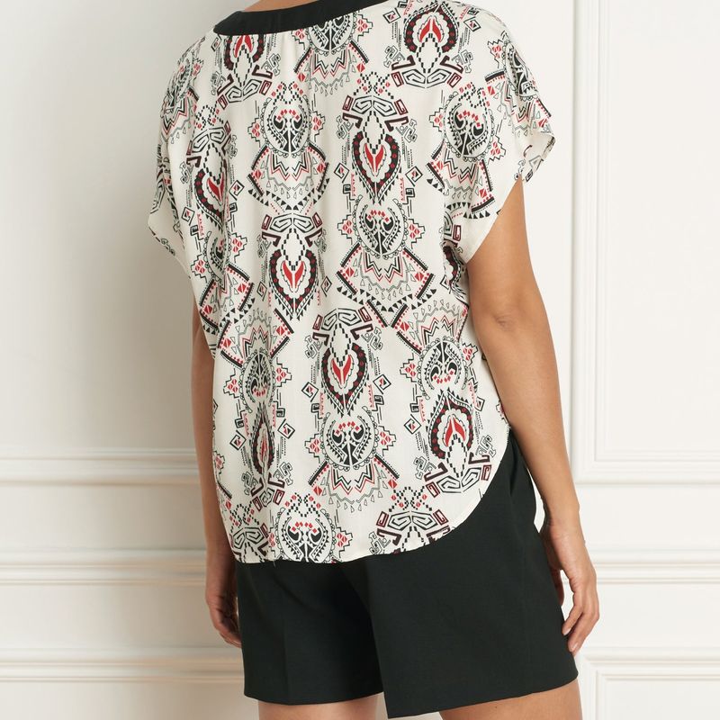 Sleveless t-shirt with v-neck
