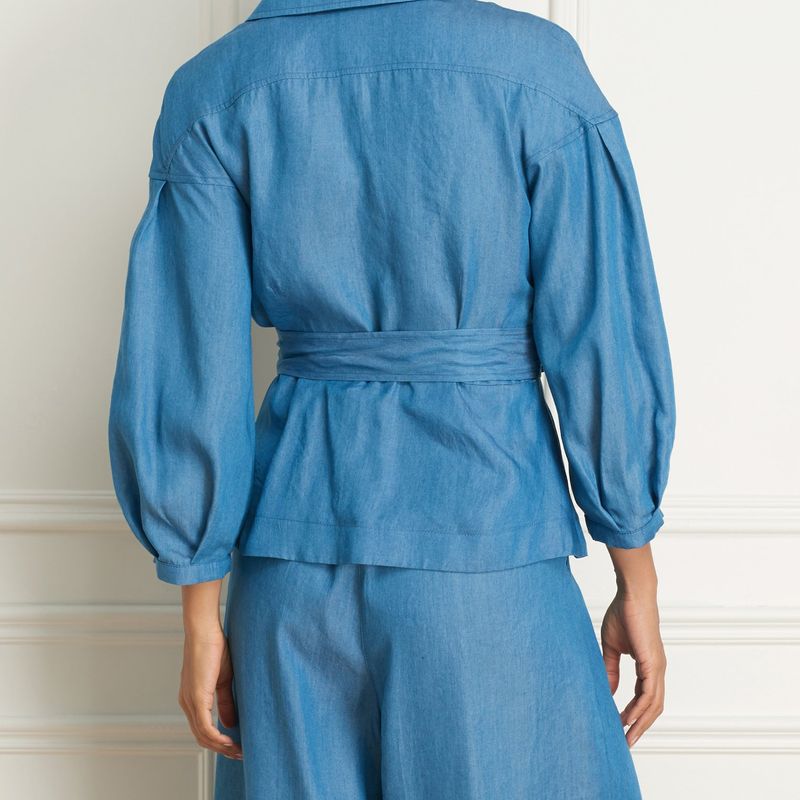 Blouse wth billowy sleeve aned belt
