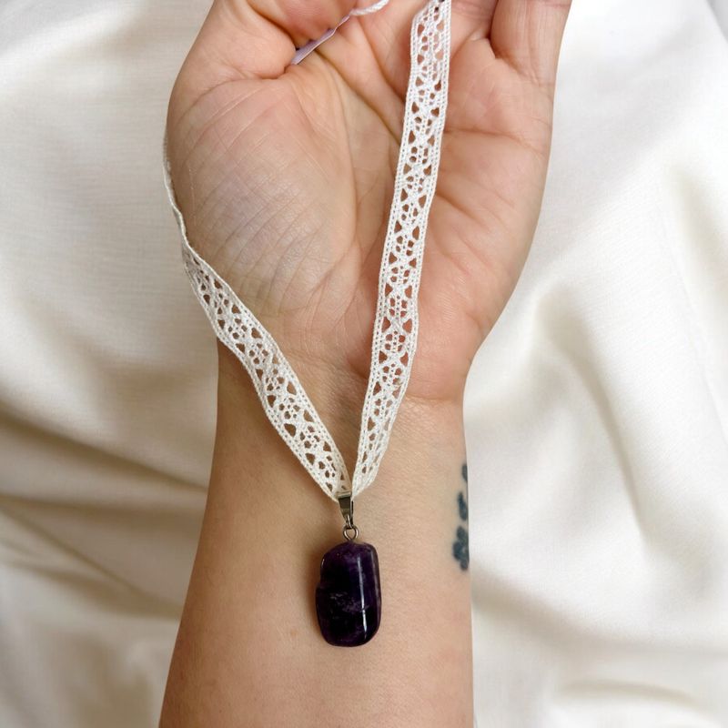 Pendentif Améthyste ras du cou en dentelle