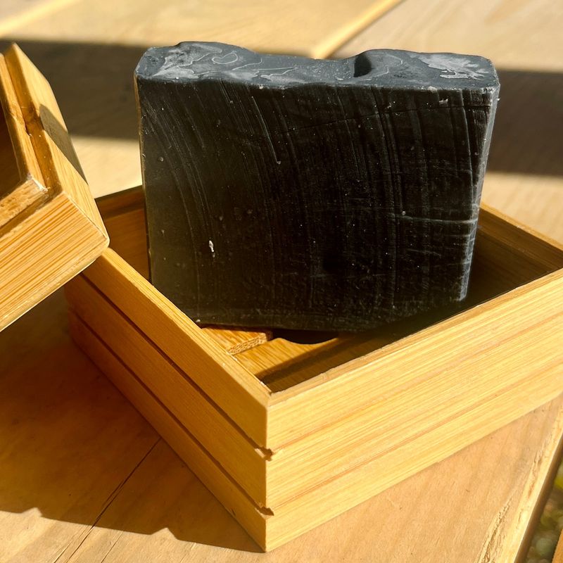 Porte savon et savon au charbon actif