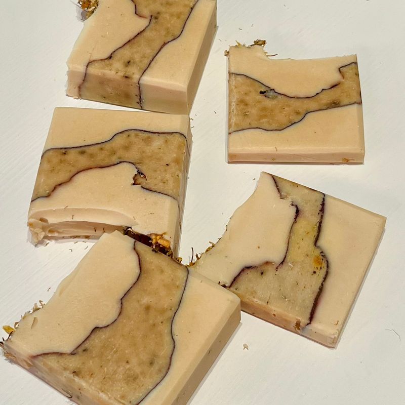 Savon au lait de chèvre SOPHIE miel et macérât de camomilles