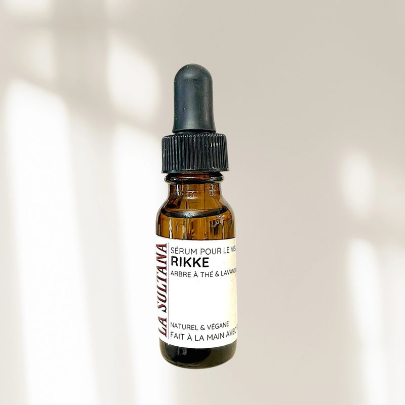Sérum pour le visage et massage Gua Sha RIKKE arbre à thé & lavande