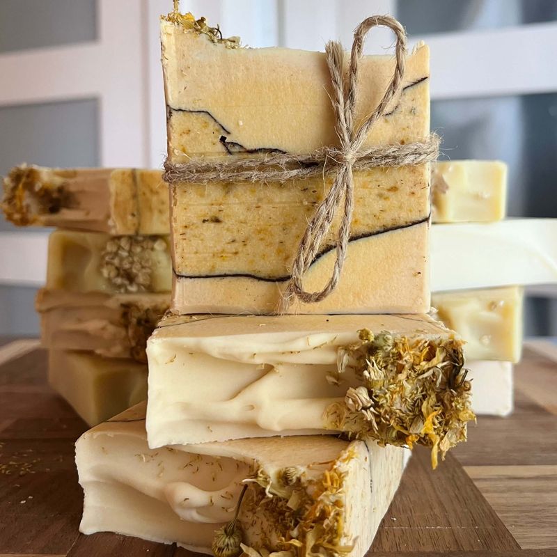 Savon au lait de chèvre SOPHIE miel et macérât de camomilles
