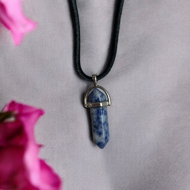 Pendentif en sodalite sur chaîne de cuir 18 pouces
