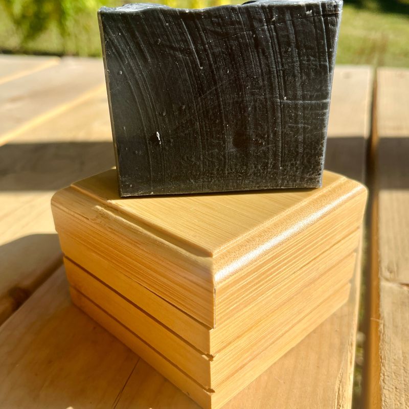 Porte savon et savon au charbon actif