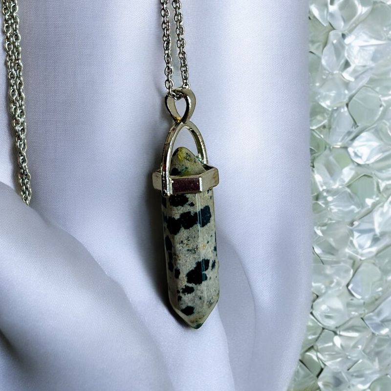Pendentif Dalmatian Jasper sur chaîne en inox 26 pouces