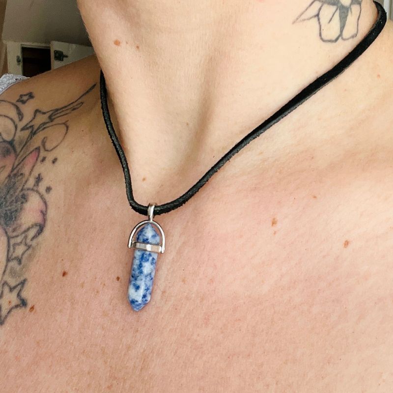 Pendentif en sodalite sur chaîne de cuir 18 pouces