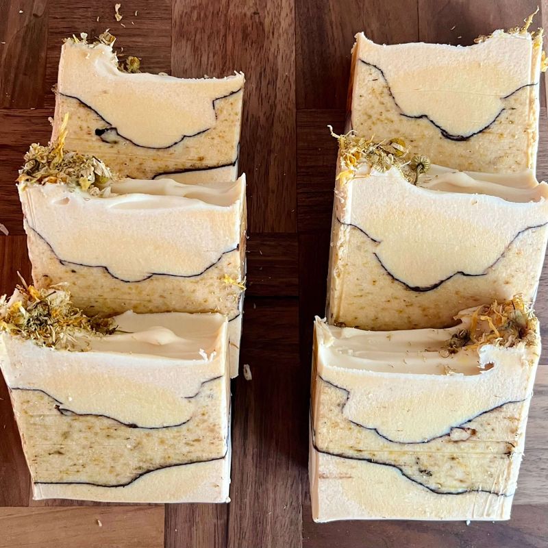 Savon au lait de chèvre SOPHIE miel et macérât de camomilles