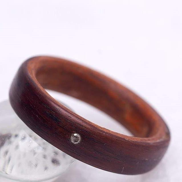 Bague en bois et diamant 1,5 mm personnalisée