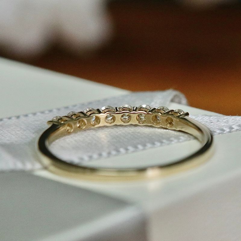 Bague semi-éternité à 8 moissanites en or 10K