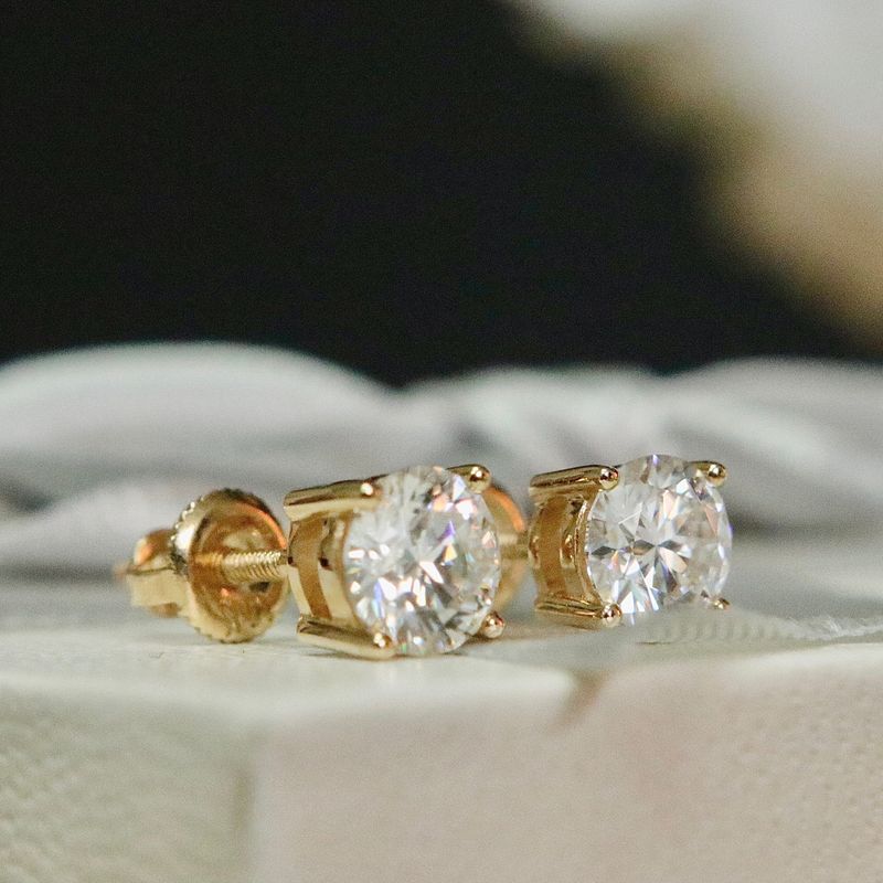 Boucles d'oreilles Classiques en or jaune ou blanc 10K et moissanites