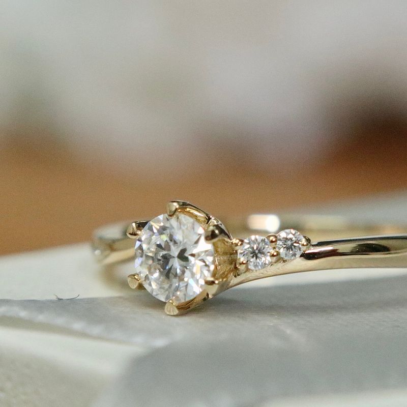 Bague solitaire en or 10K et moissanites