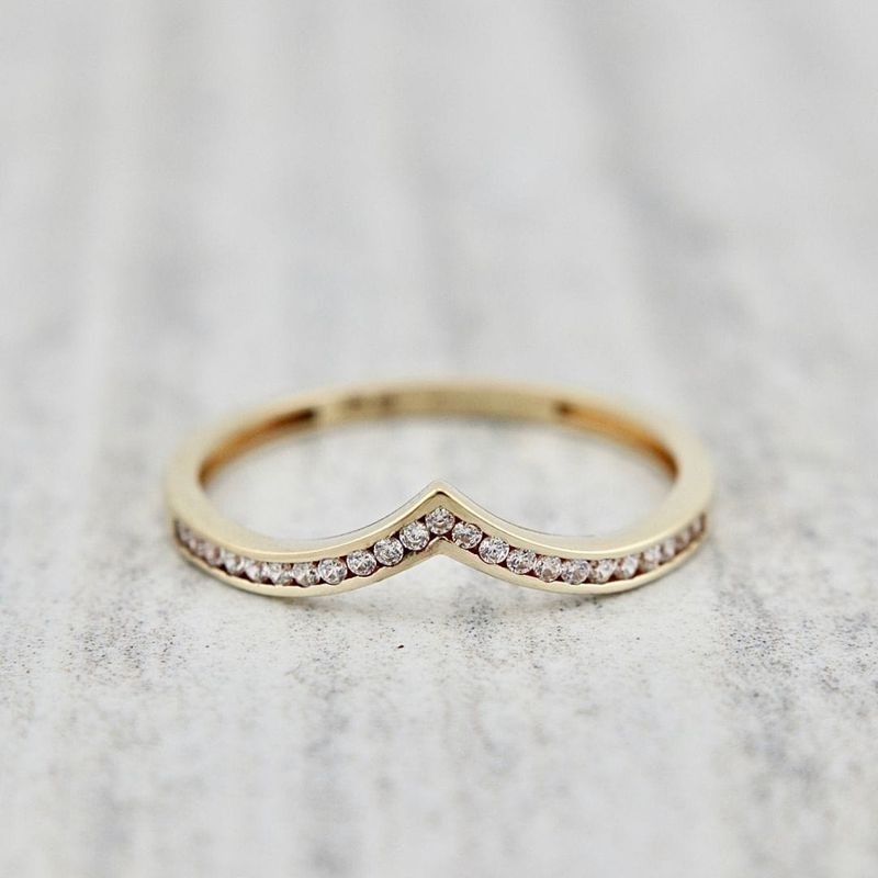 Bague Classique V en or 10K