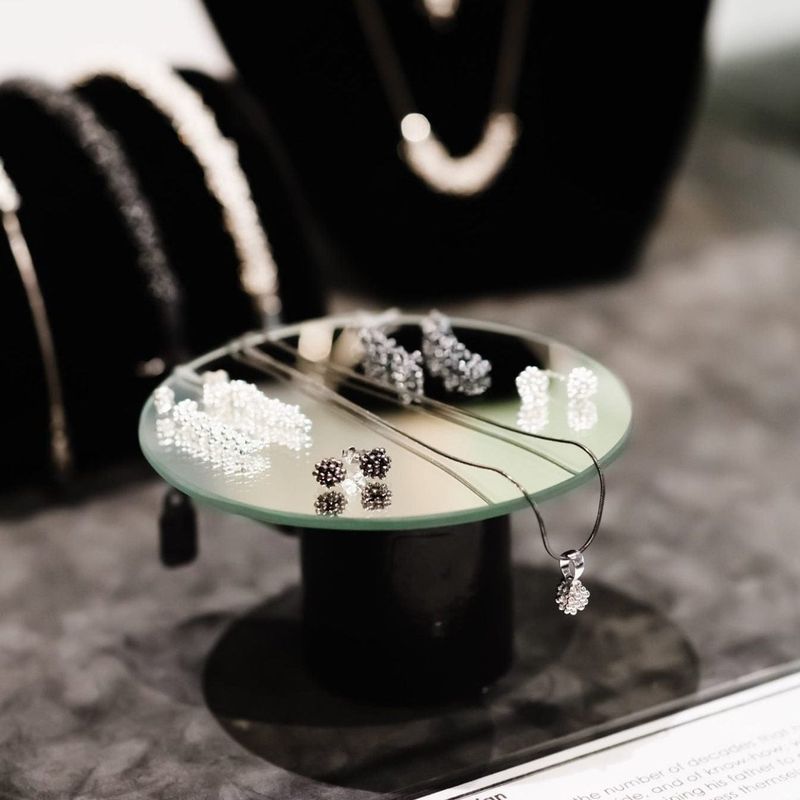 Boutons d'oreille ShikShok classique en argent