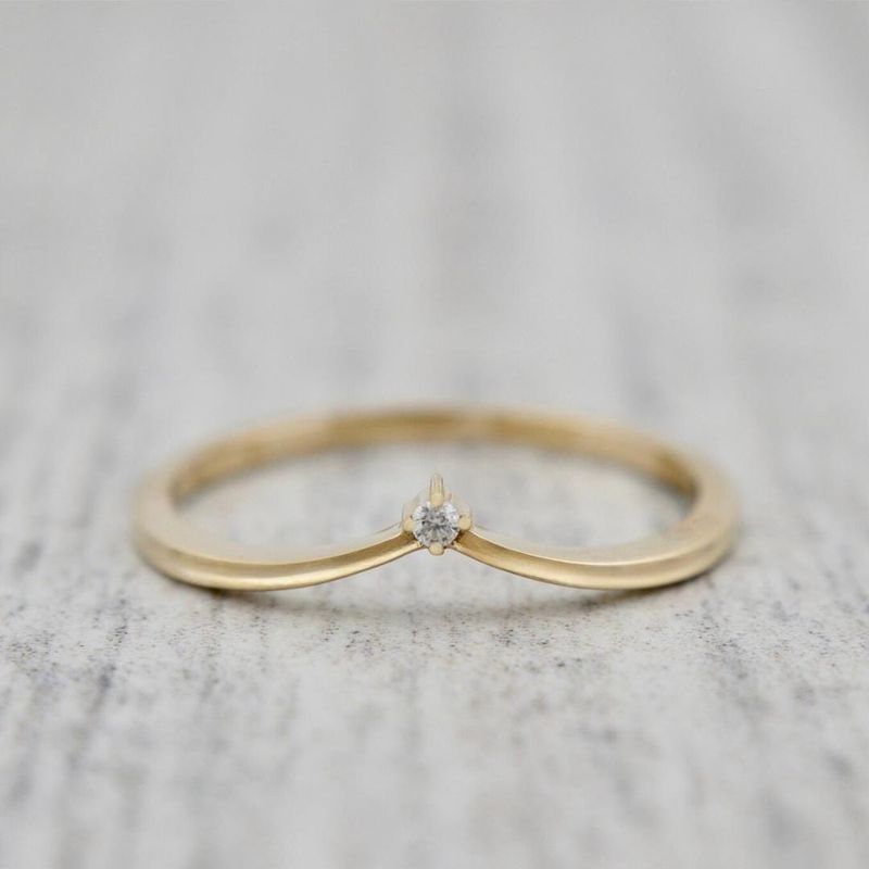 Bague V en or 10K et moissanite