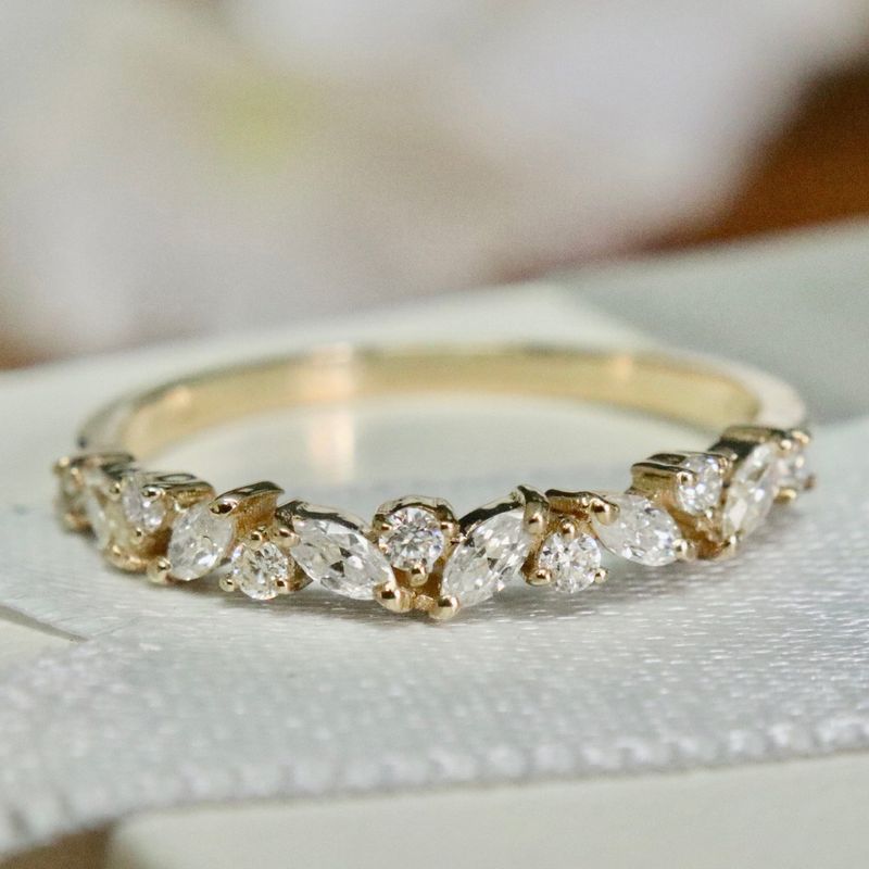 Bague semi-éternité Marquise en or 10K et moissanites