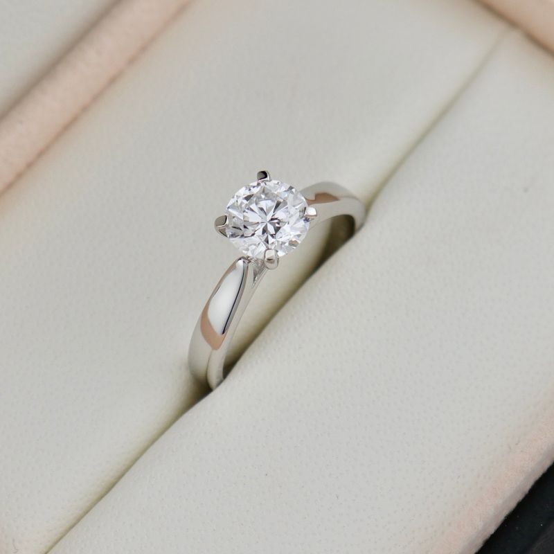 Bague solitaire Classique en or 14K et moissanite