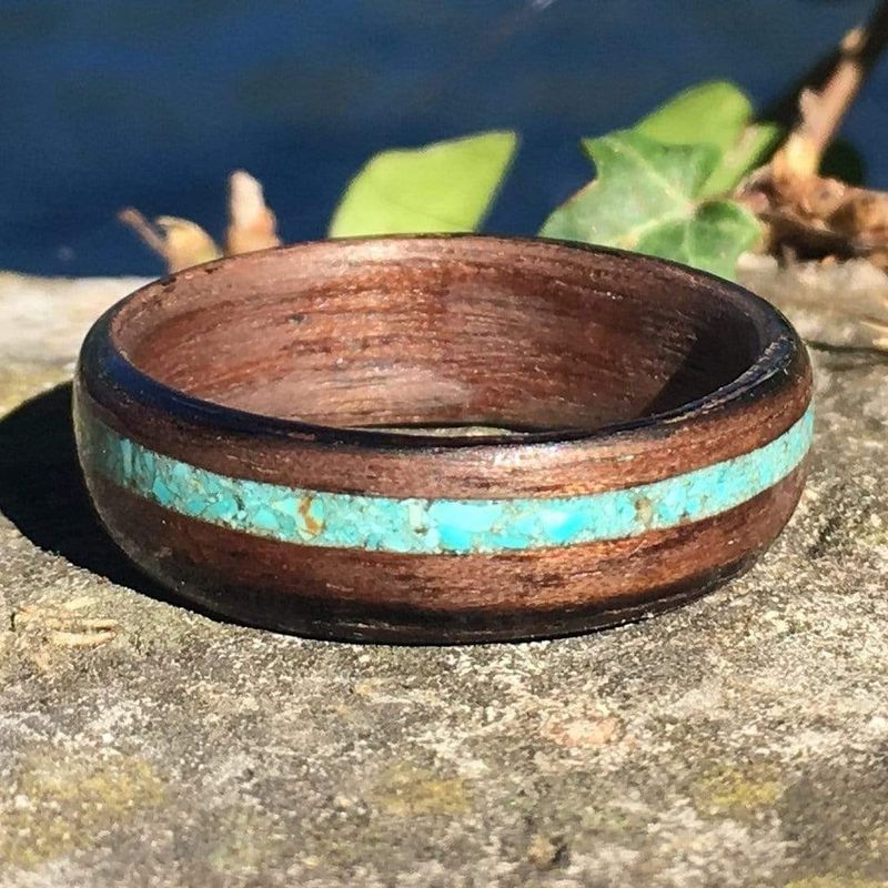 Bague en bois et turquoise personnalisée
