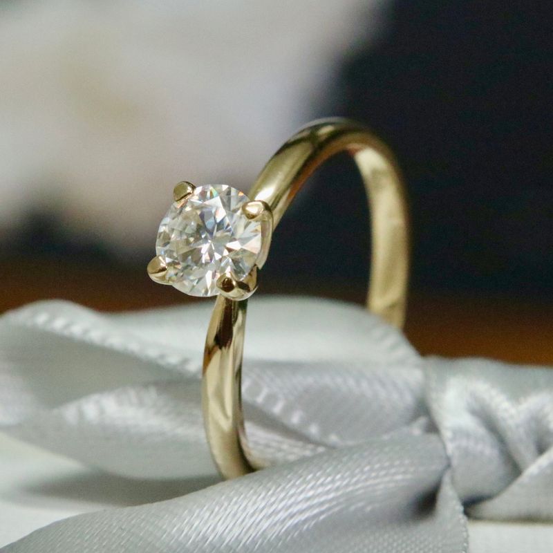 Bague solitaire Classique en or 10K et moissanite 0,5 ct