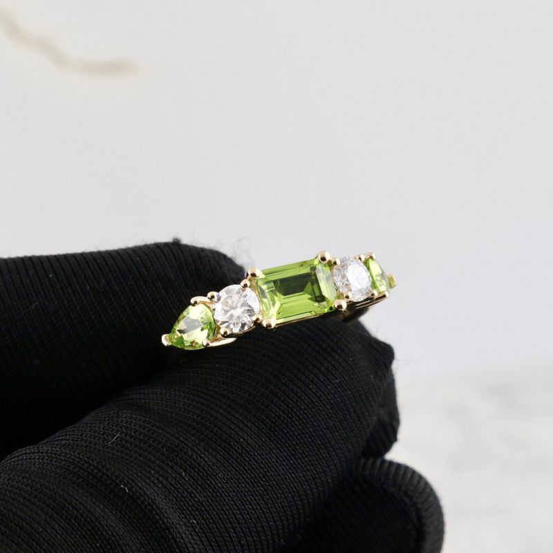 Bague en or 14K - 18K ou platine, péridots et diamants