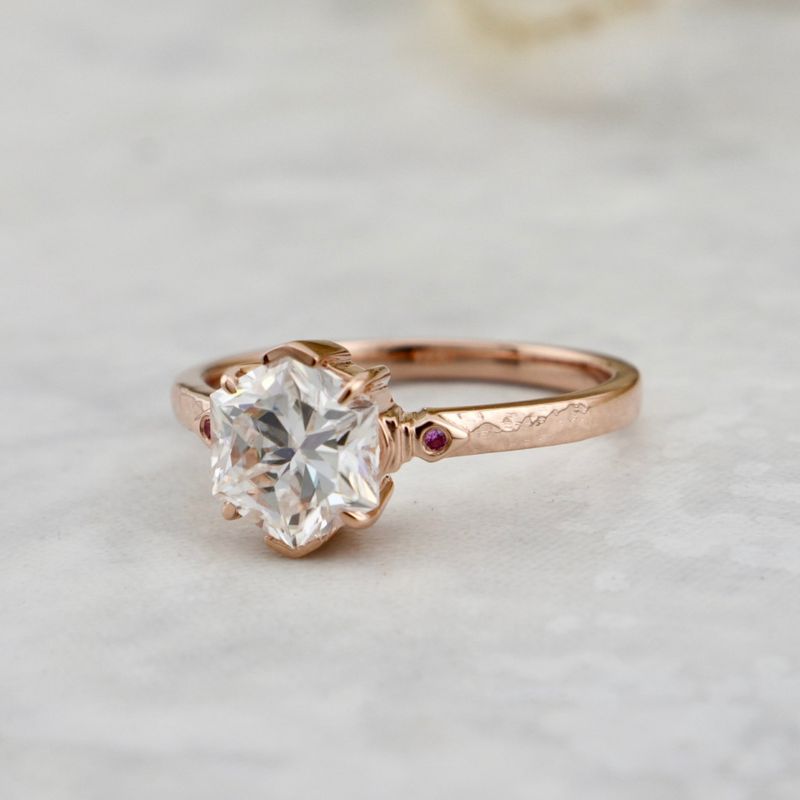 Bague solitaire Martelée Hexagone en or 14K -18K, rubis et moissanite