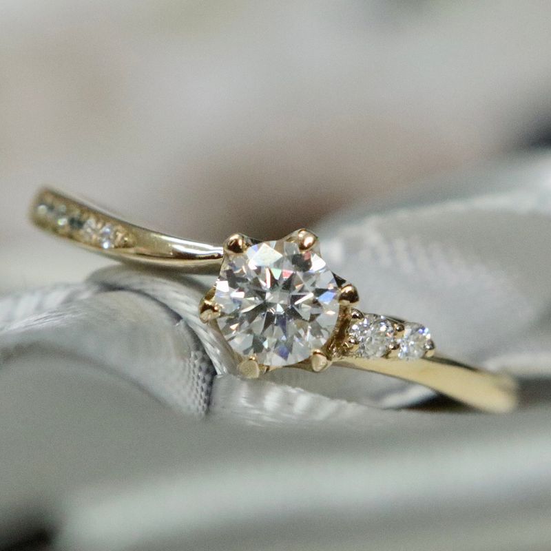 Bague solitaire en or 10K et moissanites