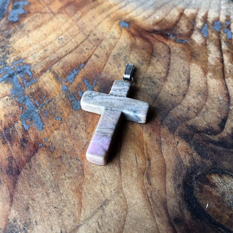 Pendentif croix en pierre et argent