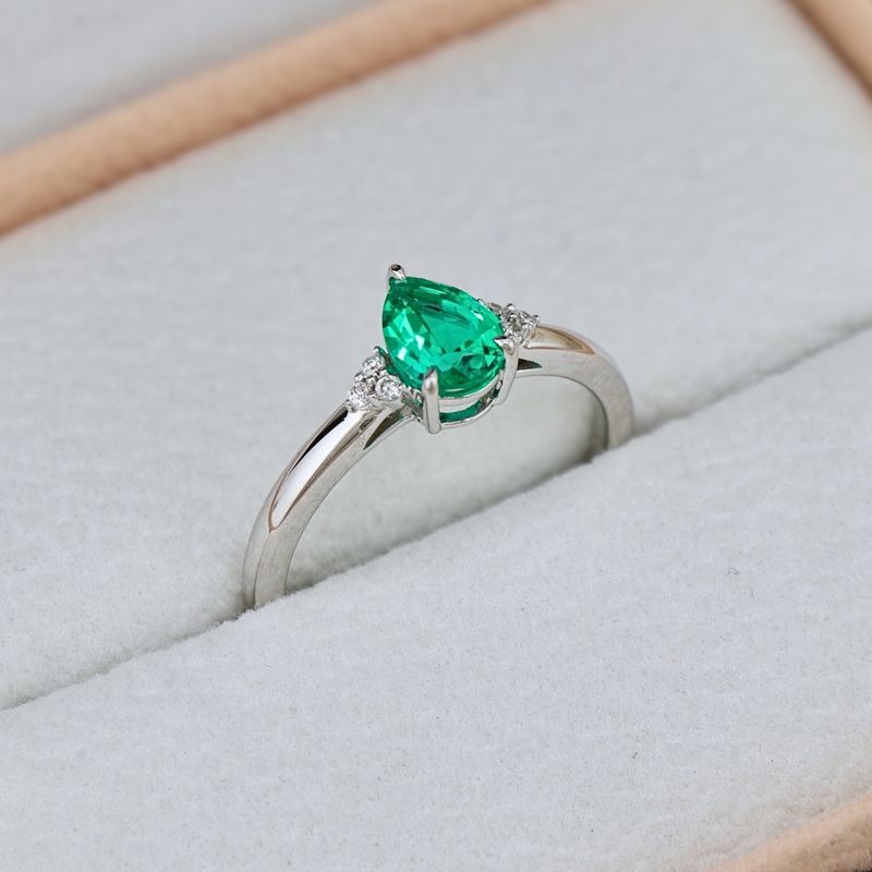 Bague Cluster diamants et émeraude poire