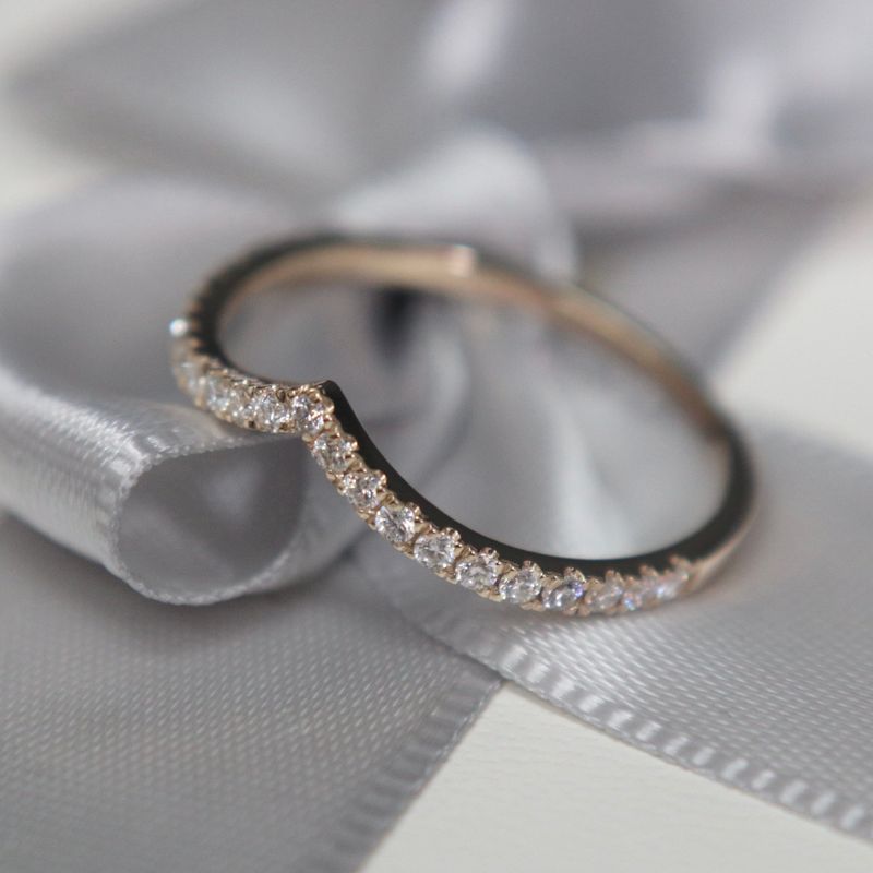 Bague V en or 10K et moissanites