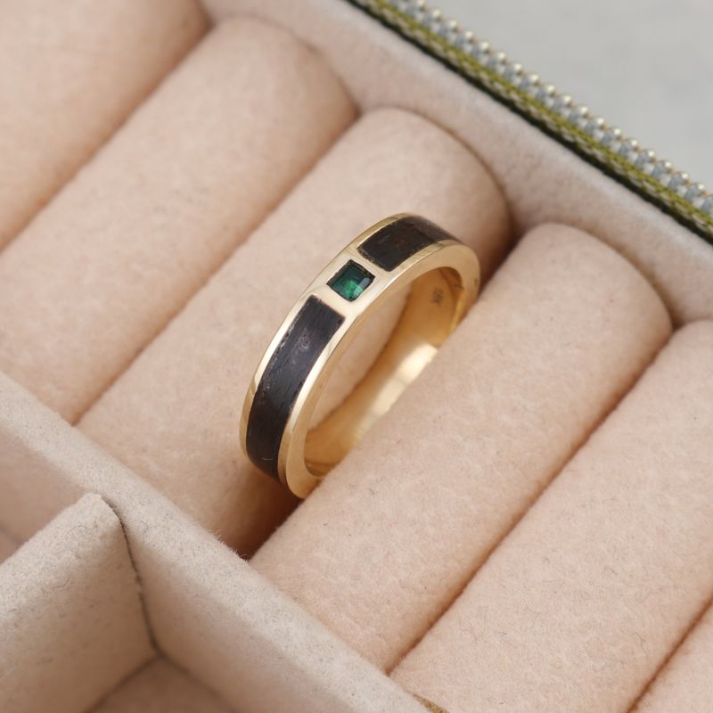 Bague en bois, or 18K et émeraude