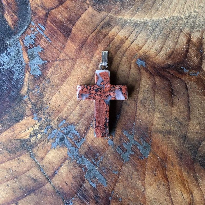 Pendentif croix en pierre et argent