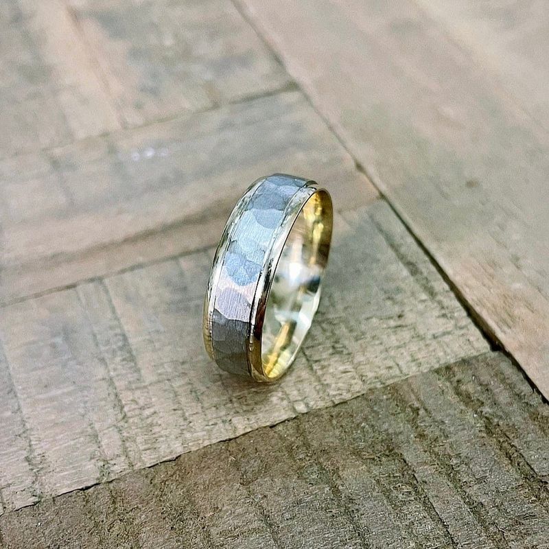 Bague martelée en or 10K