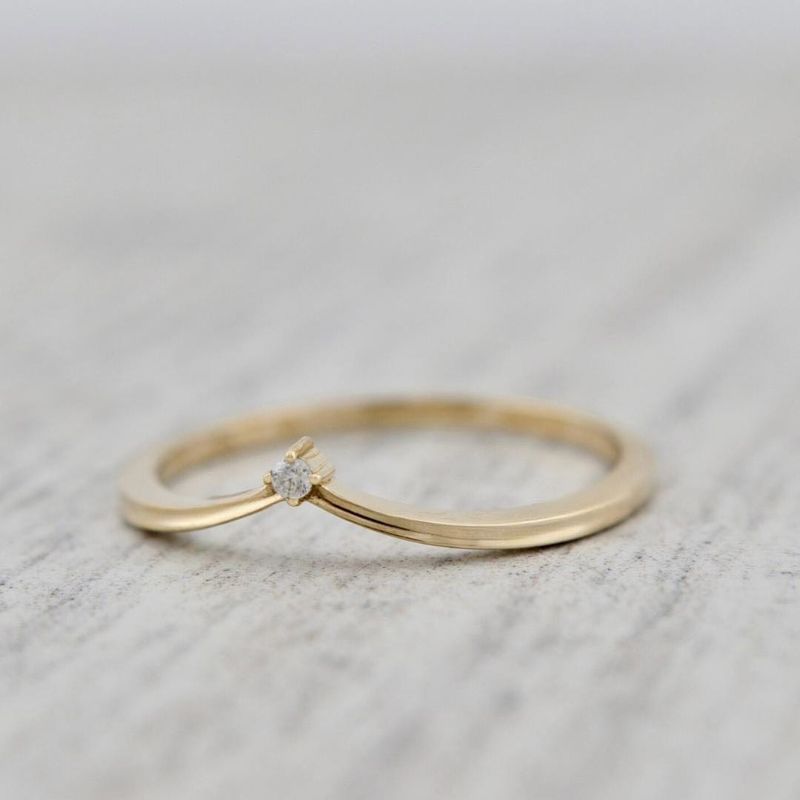 Bague V en or 10K et moissanite