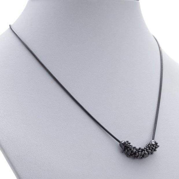 Collier avec un pouce de Shikshok en argent oxydé