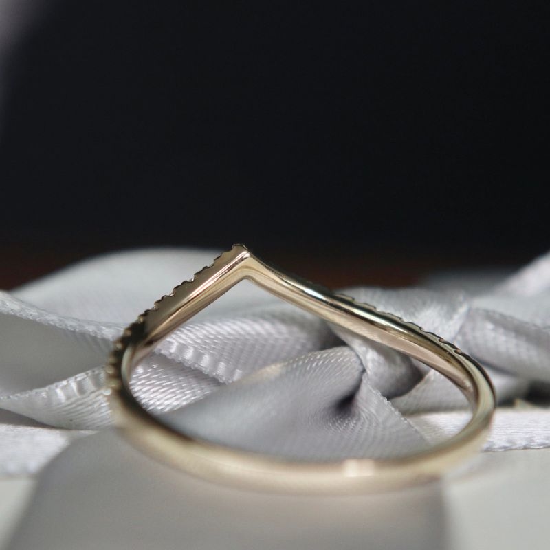 Bague V en or 10K et moissanites