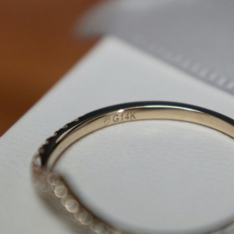 Bague V en or 10K et moissanites