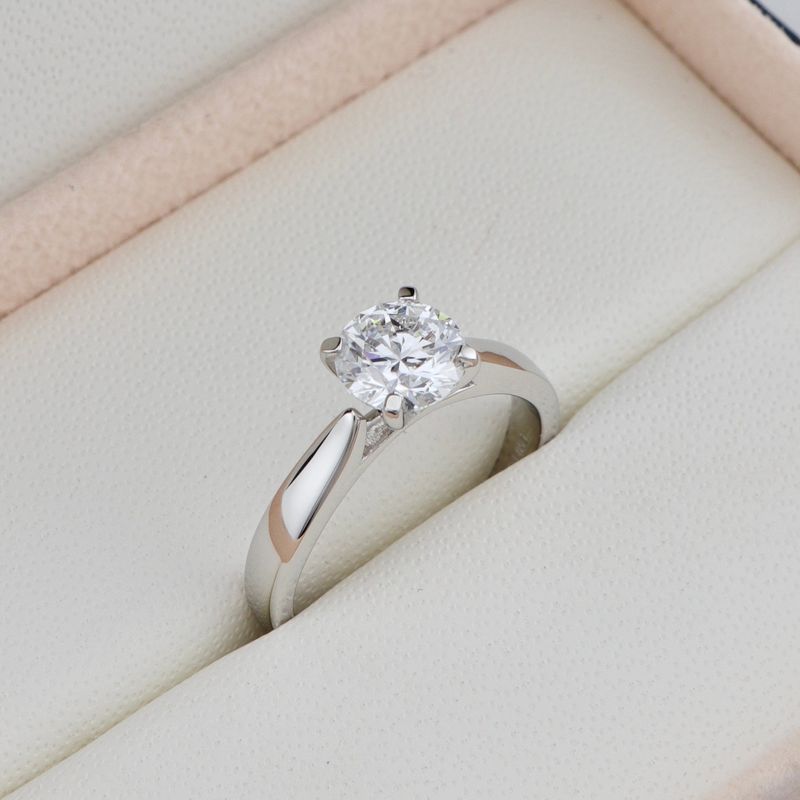 Bague solitaire Classique en or 14K et moissanite