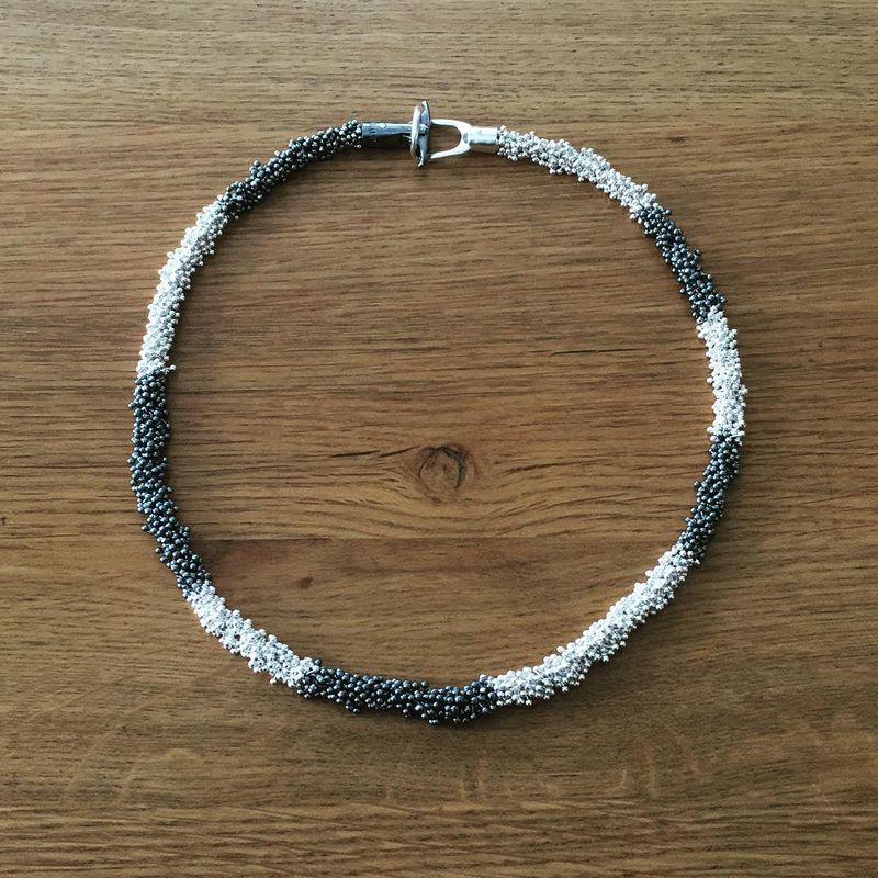 Grand collier noir et blanc ShikShok en argent