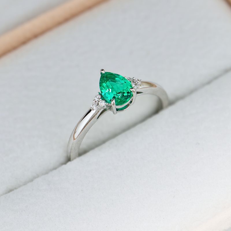 Bague Cluster diamants et émeraude poire