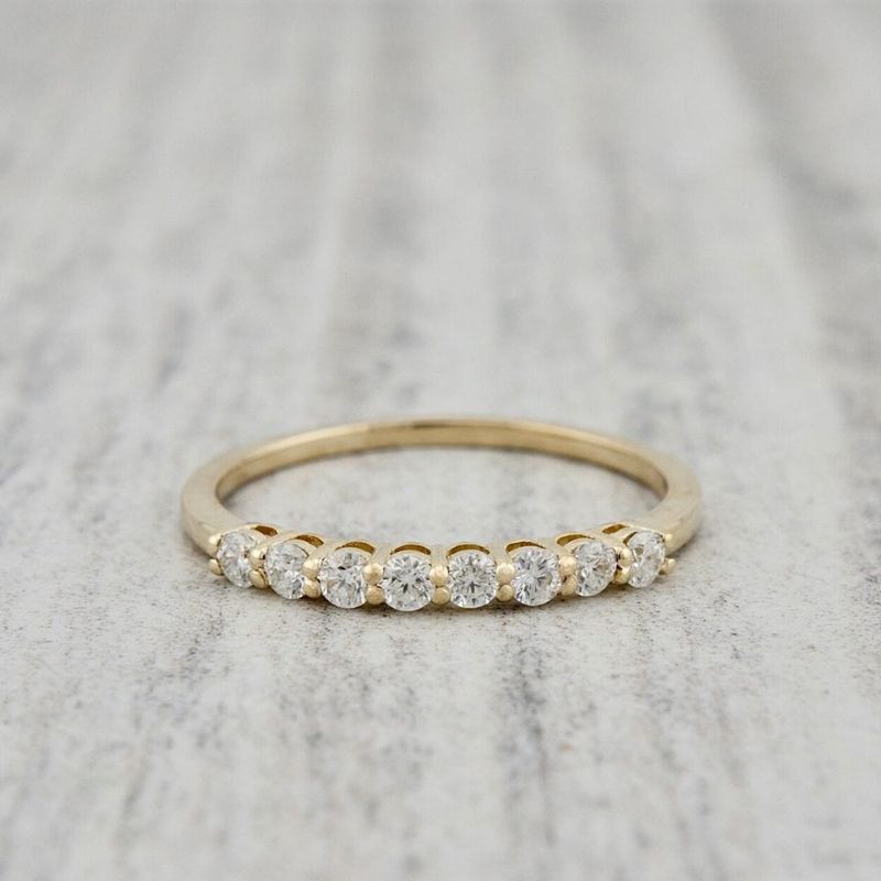 Bague semi-éternité à 8 moissanites en or 10K