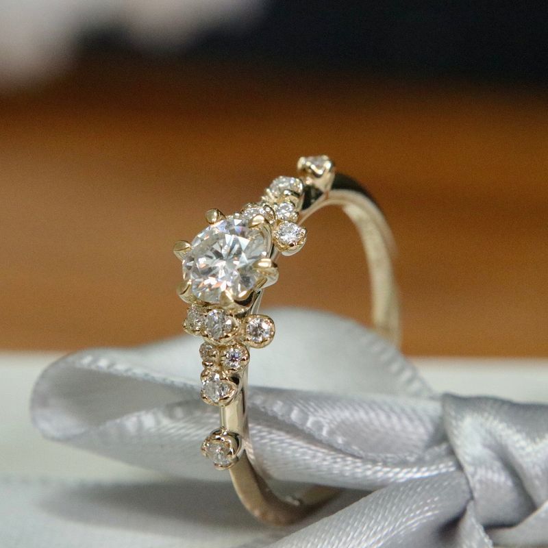Bague solitaire Nuage en or 10K et moissanites