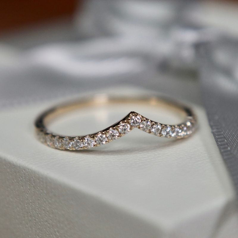 Bague V en or 10K et moissanites