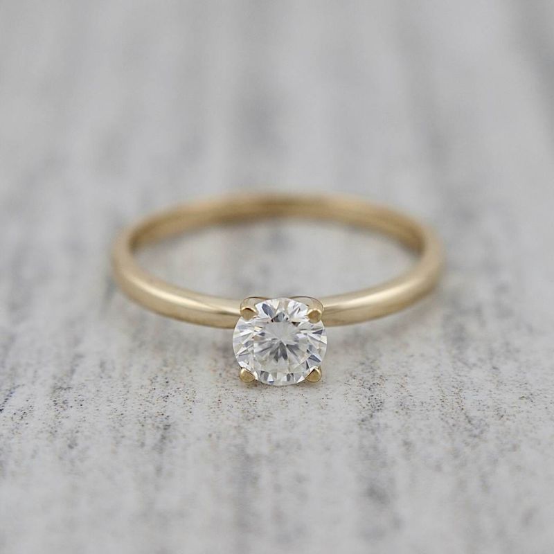 Bague solitaire Classique en or 10K et moissanite 0,5 ct
