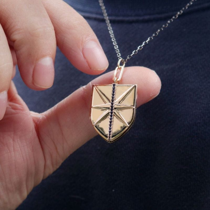 Collier Bouclier porte-photo en or 14K, argent sterling et saphirs