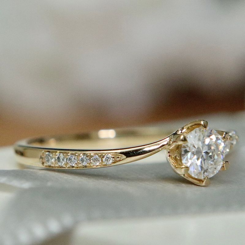Bague solitaire en or 10K et moissanites