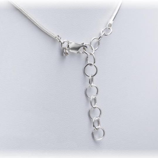 Collier avec un pouce de Shikshok en argent oxydé