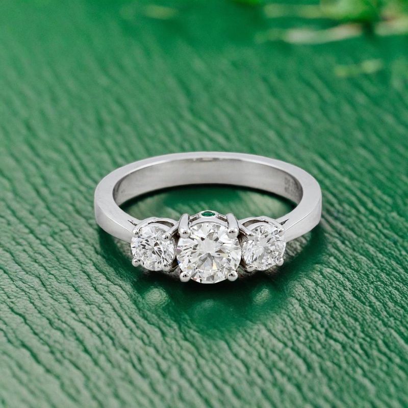 Bague en or à trois diamants 1,27 CTW  ronds avec accent émeraude