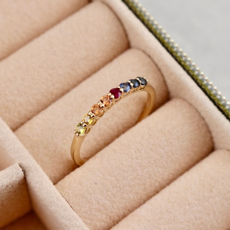 Bague semi-éternité en or 14K, saphirs et rubis