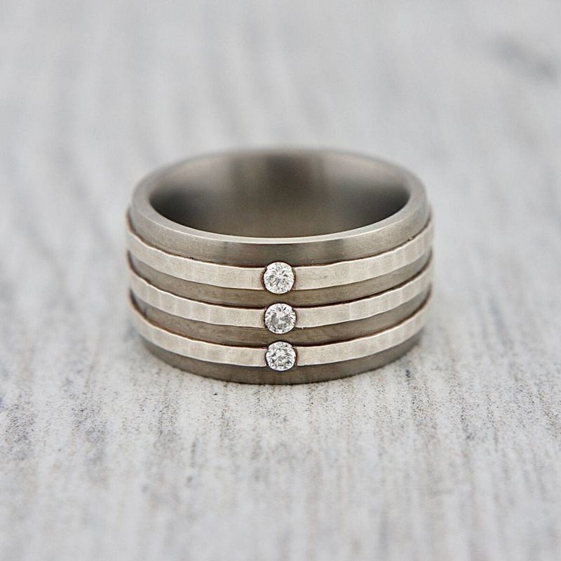 Bague en argent, titane et diamants