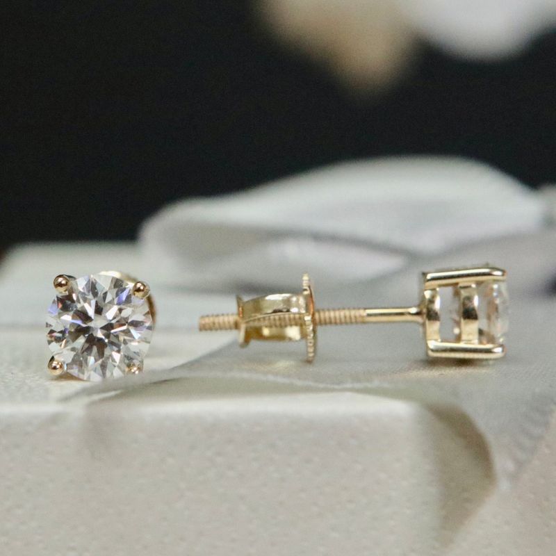 Boucles d'oreilles Classiques en or jaune ou blanc 10K et moissanites